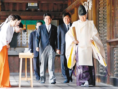 2011年8月15日安倍晉三等人參拜靖國神社。