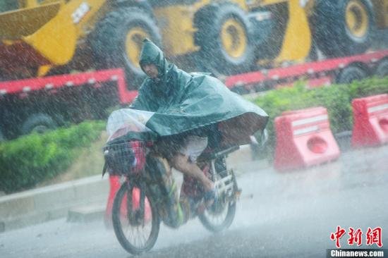 圖為南寧市民冒雨出行。中新社發(fā) 馮抒敏 攝