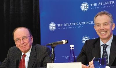 2008年，布萊爾與默多克在美國參加一國際會議。