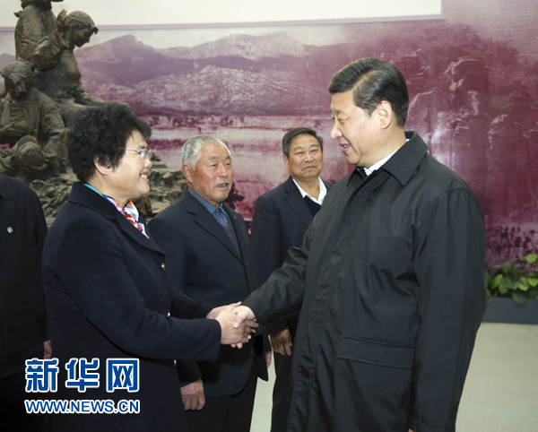 25日上午，習近平在臨沂華東革命烈士陵園參觀沂蒙精神展并會見當?shù)叵冗M模范和當年支前模范后代代表。