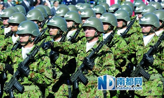 10月27日，日本自衛(wèi)隊(duì)舉行閱兵儀式