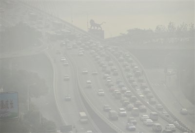 昨日，南昌市八一大橋被霧霾籠罩。 新華社發(fā)