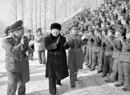 24日，金正恩視察前線部隊(duì)。