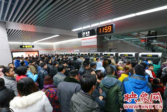 11點(diǎn)59分，紫荊山地鐵站售票機(jī)前擠滿(mǎn)了買(mǎi)票的市民，場(chǎng)面如同春運(yùn)。