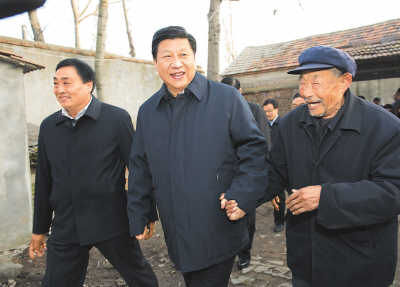 11月25日，習(xí)近平在地處沂蒙老區(qū)的臨沭縣曹莊鎮(zhèn)朱村，親切地拉著83歲的“老支前”王克昌的手。