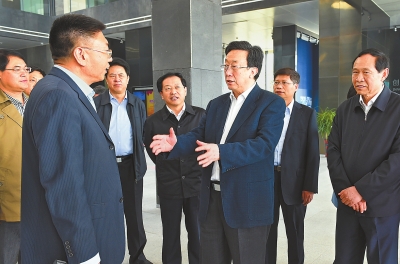 4月9日，省委書記、省人大常委會主任郭庚茂帶隊，在洛陽高新技術(shù)產(chǎn)業(yè)集聚區(qū)內(nèi)觀摩考察。