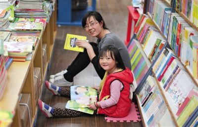 昨晚10時，來京探親的山東的李女士帶著5歲的女兒琪琪在三聯(lián)書店讀書。4月18日晚開始，三聯(lián)韜奮書店正