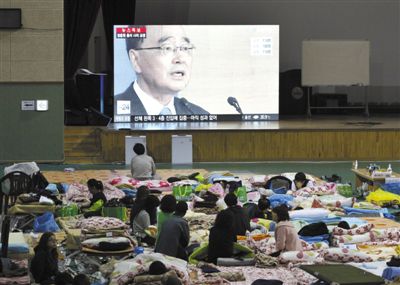 27日，韓國珍島，“歲月”號客輪乘客家屬在體育館觀看總理鄭烘原辭職新聞。當(dāng)日，鄭烘原召開緊急發(fā)布會，表示對韓國“歲月”號沉船事件負(fù)責(zé)，宣布引咎辭職。