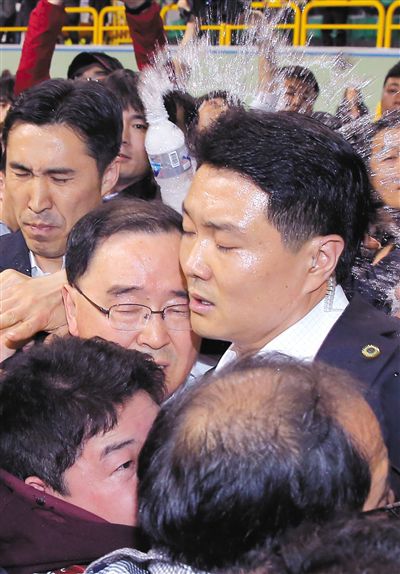 17日，鄭烘原（中）會見乘客家屬時，遭到家屬辱罵、潑水。