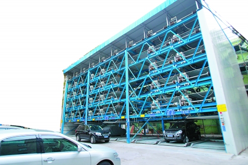 商務(wù)廳（北院）內(nèi)新建一個(gè)立體停車場，有68個(gè)停車位，但目前停車率不高。