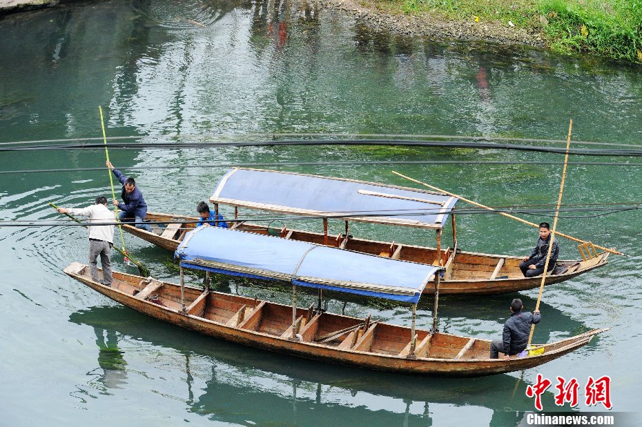 5月2日，鳳凰縣搜尋人員仍在沱江下游搜尋。