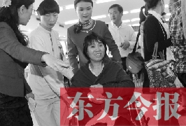 坐在輪椅上的，就是為兒子捐出肝、腎的母親潘大想