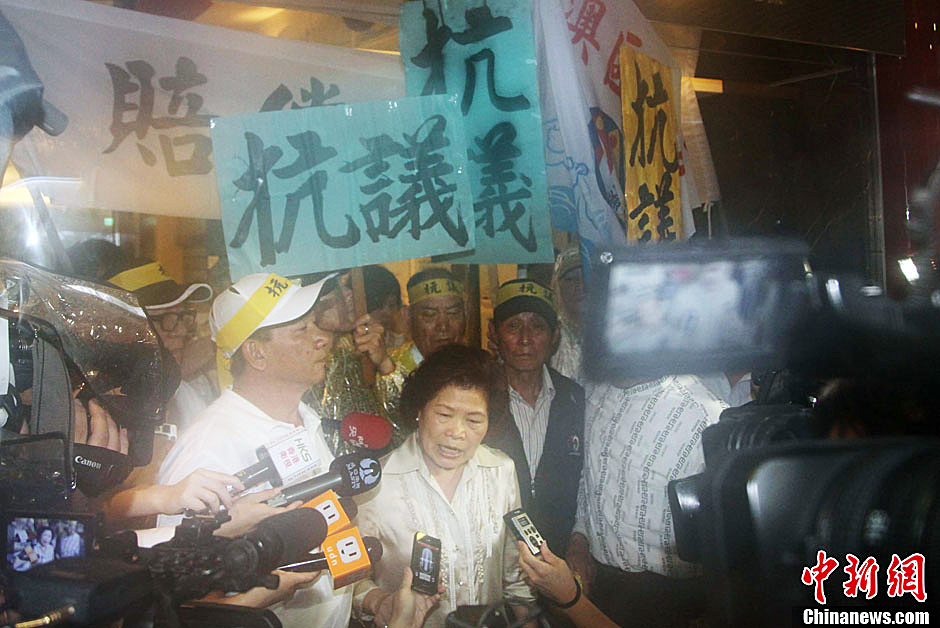 圖為死者洪石成的遺孀控訴菲相關(guān)人員暴行，呼吁菲方正式道歉。中新社發(fā) 董會(huì)峰/攝