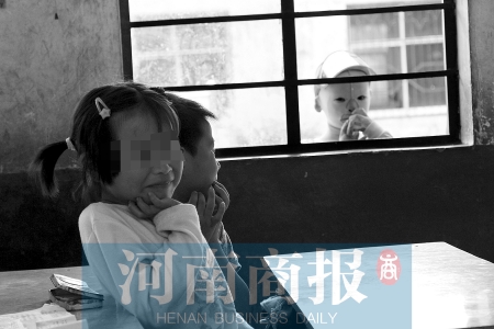 她不止一次說想去上學(xué)，而更多的時候，她是站在教室外面，眼巴巴地看著里面的小朋友