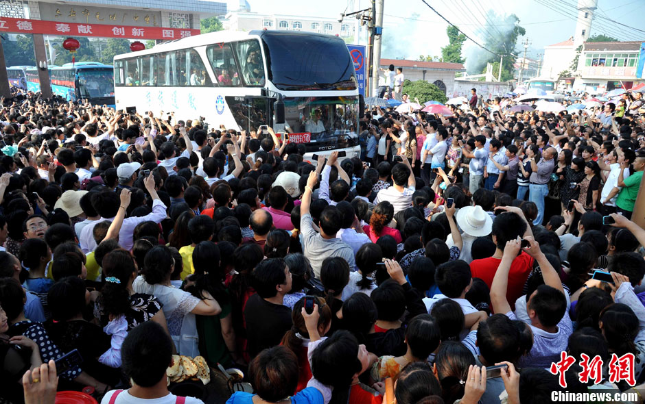 6月5日，一年一度的毛坦廠鎮(zhèn)“送考節(jié)”到來，70輛大巴車護(hù)送毛坦廠中學(xué)萬名考生安全赴考。