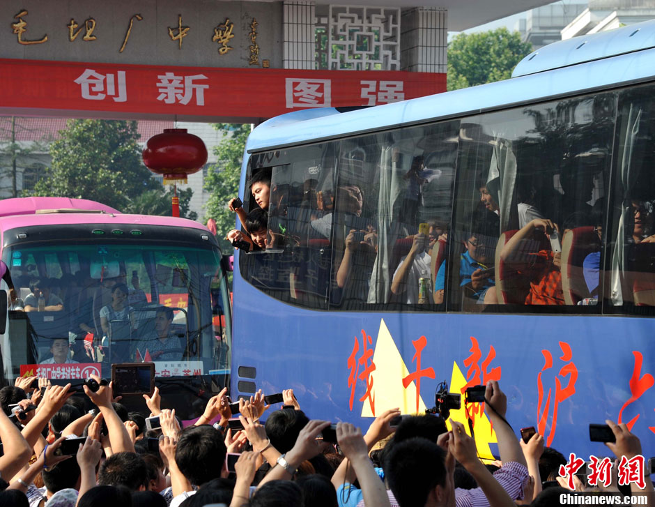 6月5日，一年一度的毛坦廠鎮(zhèn)“送考節(jié)”到來，70輛大巴車護(hù)送毛坦廠中學(xué)萬名考生安全赴考。