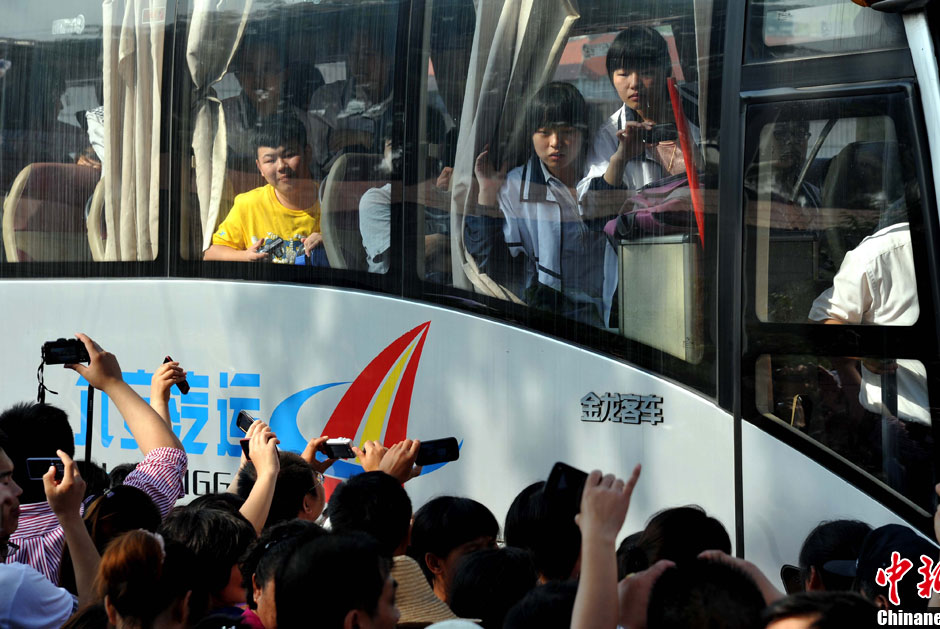 6月5日，一年一度的毛坦廠鎮(zhèn)“送考節(jié)”到來，70輛大巴車護(hù)送毛坦廠中學(xué)萬名考生安全赴考。