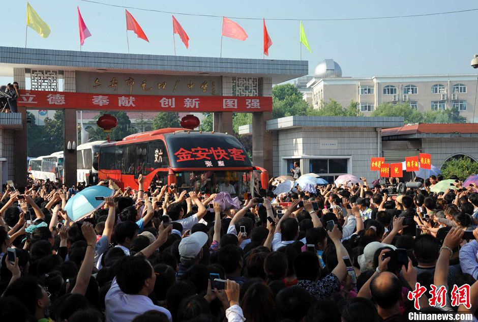 6月5日，一年一度的毛坦廠鎮(zhèn)“送考節(jié)”到來，70輛大巴車護(hù)送毛坦廠中學(xué)萬名考生安全赴考。