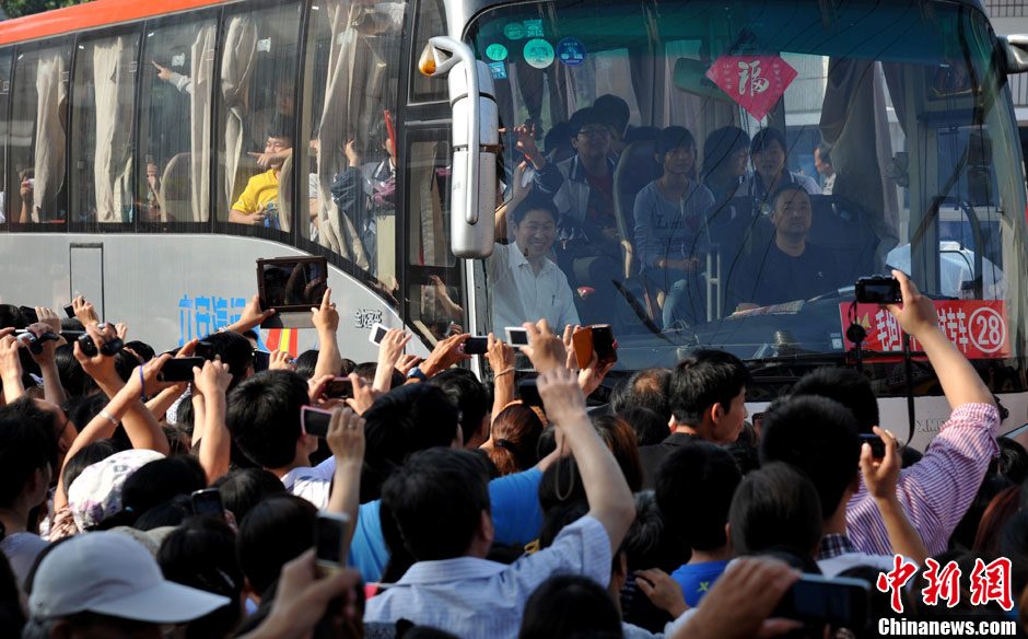 6月5日，一年一度的毛坦廠鎮(zhèn)“送考節(jié)”到來，70輛大巴車護(hù)送毛坦廠中學(xué)萬名考生安全赴考