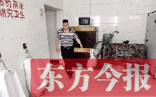 男廁中擺放的電視機(jī)、柜子、自行車等物品