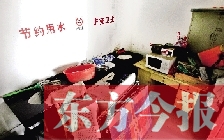 廁所進(jìn)門中廳，擺放著灶臺、餐桌、床鋪等，乍一看像個(gè)客廳