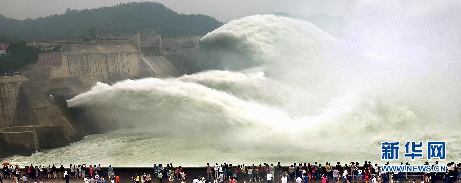 　　6月22日，大批游客聚集在黃河小浪底出水口前觀看巨瀑飛瀉的景觀。