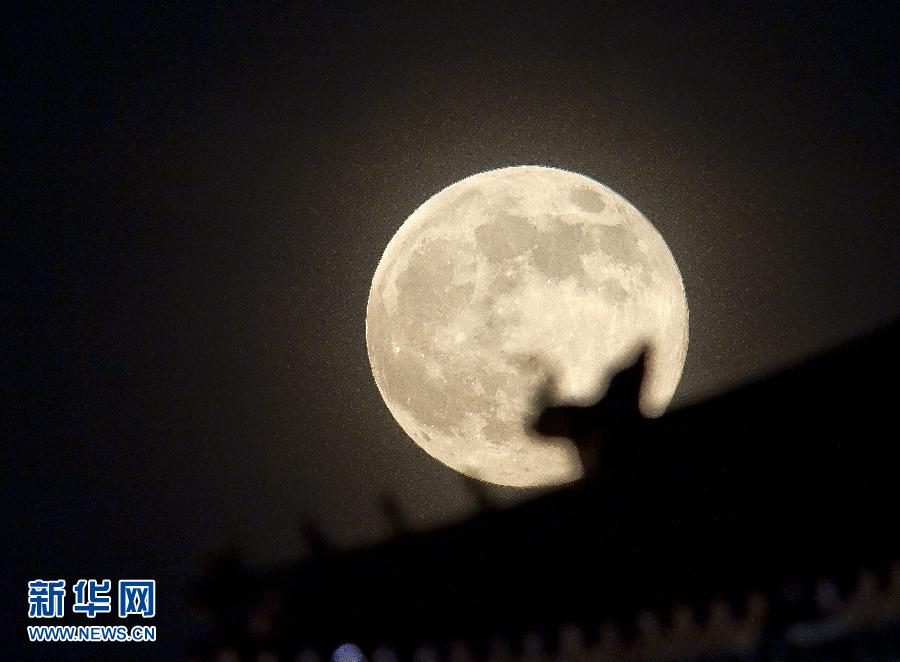 6月23日晚，在北京故宮角樓附近拍攝的圓月。