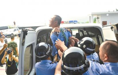 6月19日，安岳縣看守所，押赴刑場的一刻，劉明（化名）跳起來托付親友照顧好父母。吳小川 攝