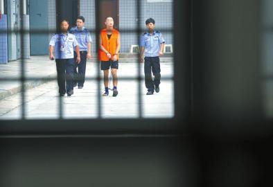 劉明前往家屬會見室和父母見最后一面。 吳小川 攝