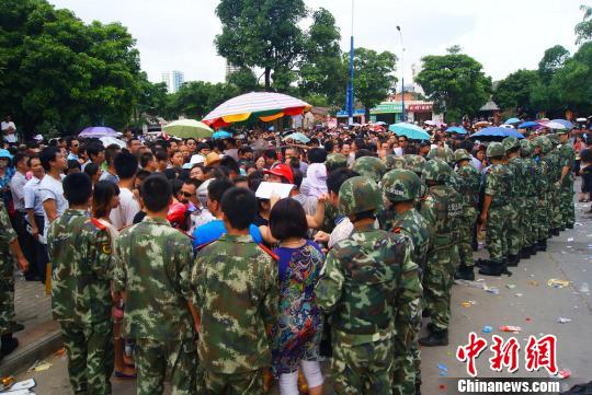 7月9日，聚集在中國人民銀行北海市中心支行的外地民眾越來越多，當?shù)毓俜讲坏貌怀鰟哟笈叿?、武警前往維