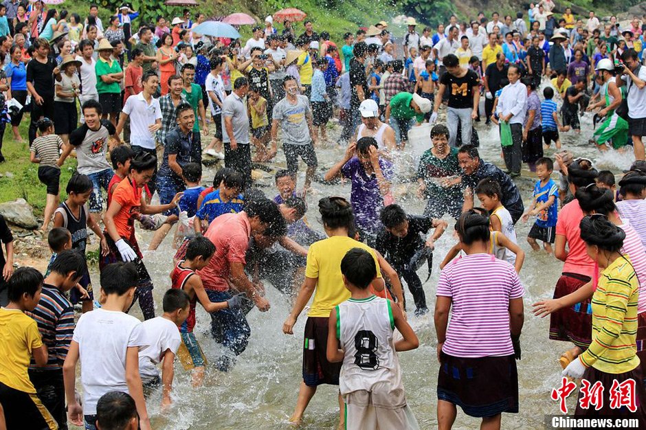 圖為7月9日，村民在小河里摸魚搶魚。譚凱興 攝