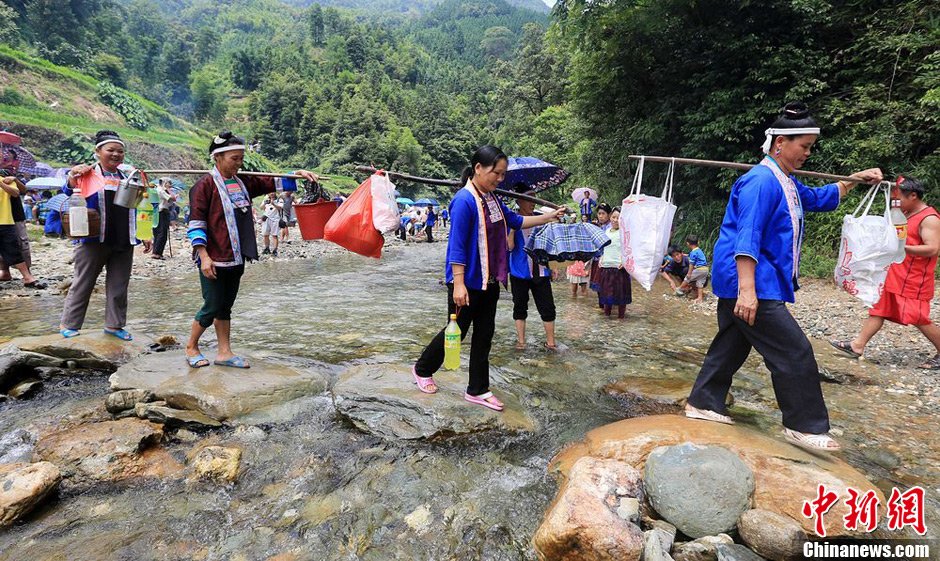 7月9日，一年一度的鬧魚節(jié)在廣西融水苗族自治縣白云鄉(xiāng)保江村舉行，附近村屯的居民前往集會地參加節(jié)日活動