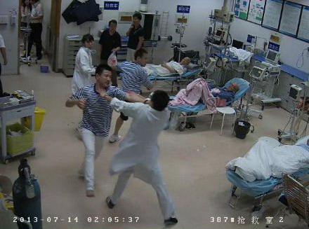 凌晨二點:醉酒患者及同伴大鬧急診科 護士舍身遭重傷 其他危重病患無恙 凌晨二點:醉酒患者及同伴大鬧急診科 護士舍身遭重傷 其他危重病患無恙