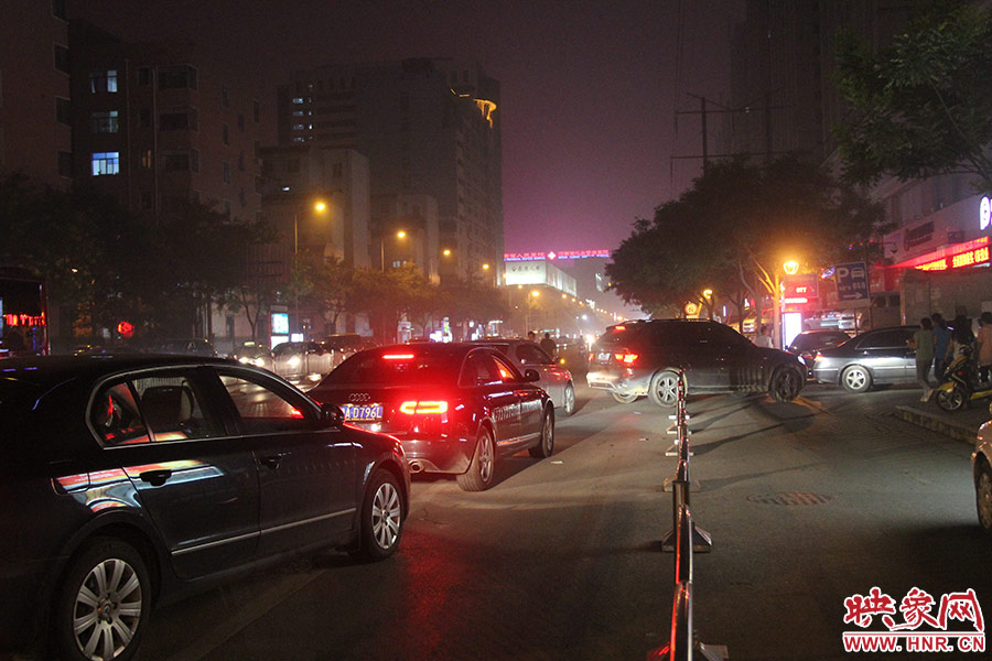 等待加油的車輛已經(jīng)排到了加油站外的道路上。