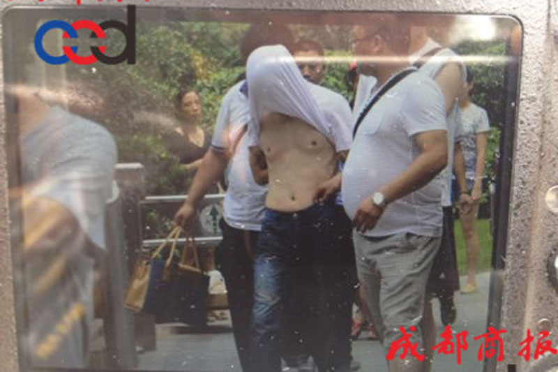 圖為事發(fā)現(xiàn)場(chǎng)，嫌疑人被警方控制。