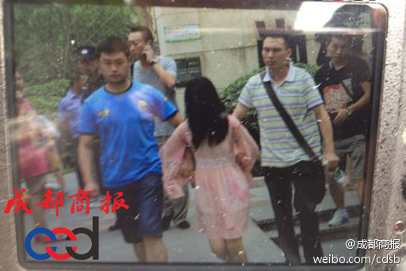 圖為事發(fā)現(xiàn)場(chǎng)，嫌疑人被警方控制。