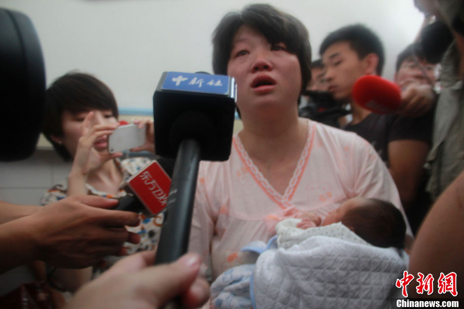 圖為獲救嬰兒母親接受中新社記者采訪。張一辰 攝