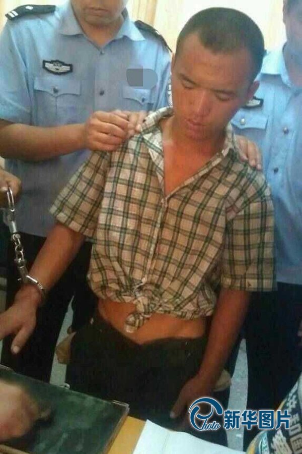 2013年8月20日午間，河南省安陽(yáng)警方將“8.19公交搶劫案”嫌犯24歲的周江波緝拿歸案。圖片來(lái)