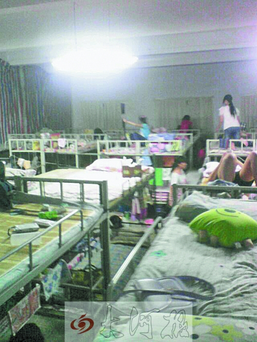 住在電教室里的女生們，擁擠不堪。