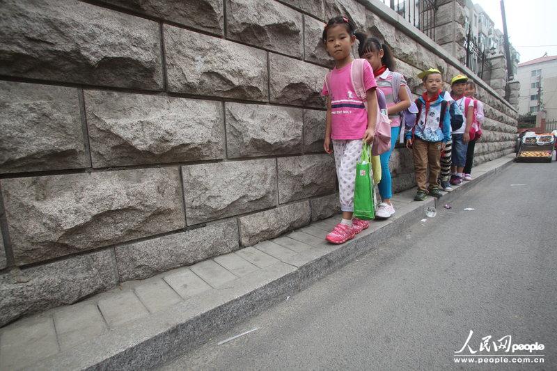 2013年09月11日，濟南運署街上，小學生走史上“最窄人行道”上學。圖片來源：CFP