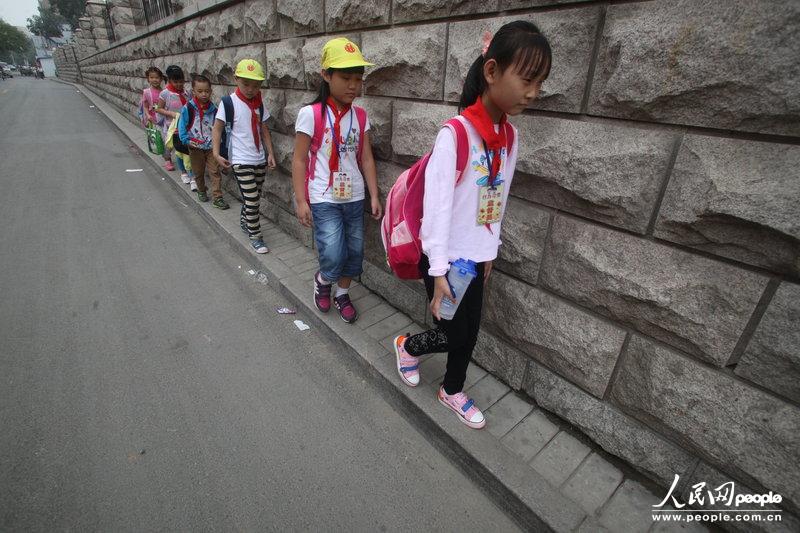 2013年09月11日，濟南運署街上，小學生走史上“最窄人行道”上學。圖片來源：CFP