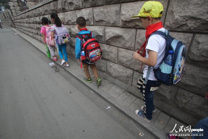 2013年09月11日，濟南運署街上，小學生走史上“最窄人行道”上學。