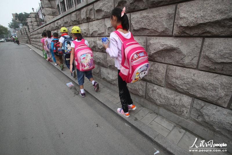 2013年09月11日，濟南運署街上，小學生走史上“最窄人行道”上學。