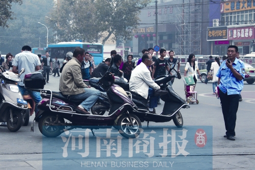 　火車站廣場北側，幾輛摩的正在等客