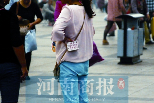 火車站廣場，一女子拿著寫有不同房型價位的卡片在拉客，不少市民抱怨，受過此類“騷擾”