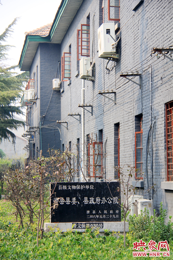 因?yàn)榭h委大院‘陳舊老土’,政府大院的蘇式建筑于2006年被列為縣級(jí)文物保護(hù)單位。