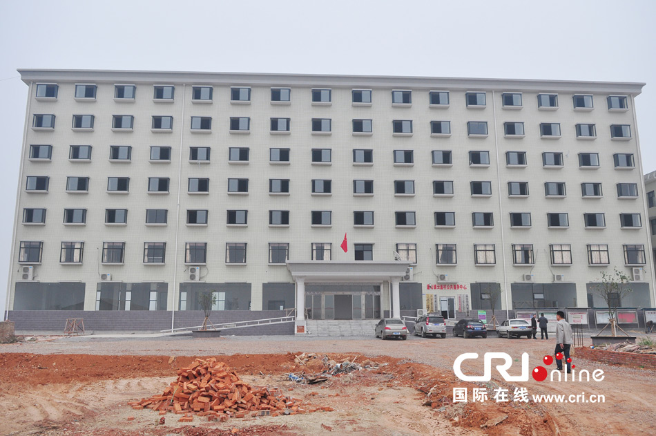 2013年10月21日，長(zhǎng)沙云蓋村欠債千萬(wàn)新建的豪華村部樓。