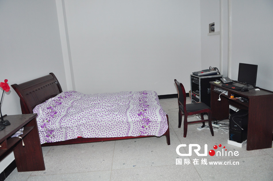2013年10月21日，長(zhǎng)沙云蓋村欠債千萬(wàn)新建的豪華村部樓。