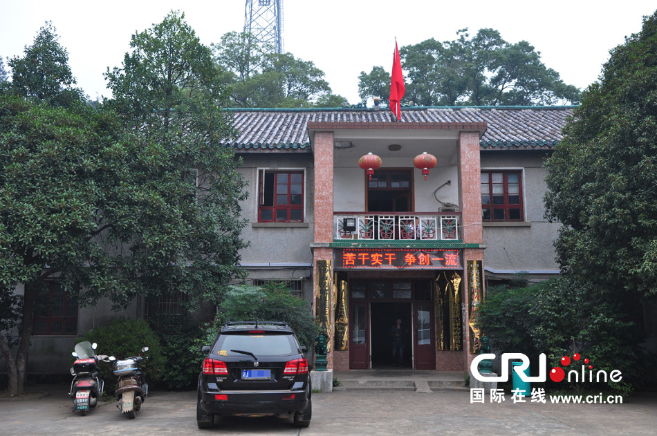 　2013年10月21日，這是蓮花鎮(zhèn)人民政府的辦公樓，和蓮花鎮(zhèn)云蓋村的辦公樓相比，寒酸不少。