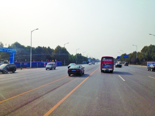 鄭開大道上隨處可見車輛駛入雙黃線超車,很危險。